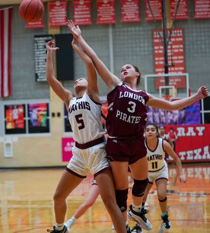 mathis-london-girls-basketball-playoffs00024